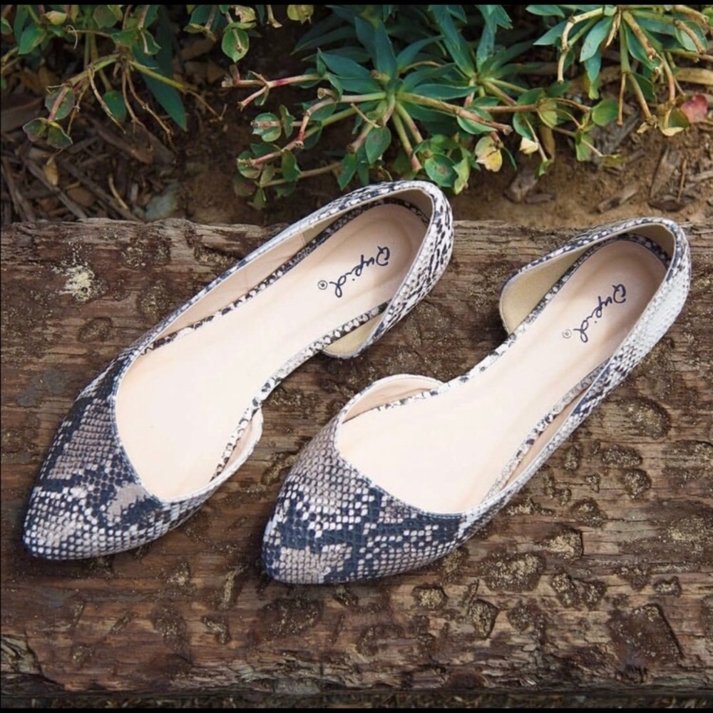 NIB- Qupid Beige/Brown Snakeskin Flats- Size 9